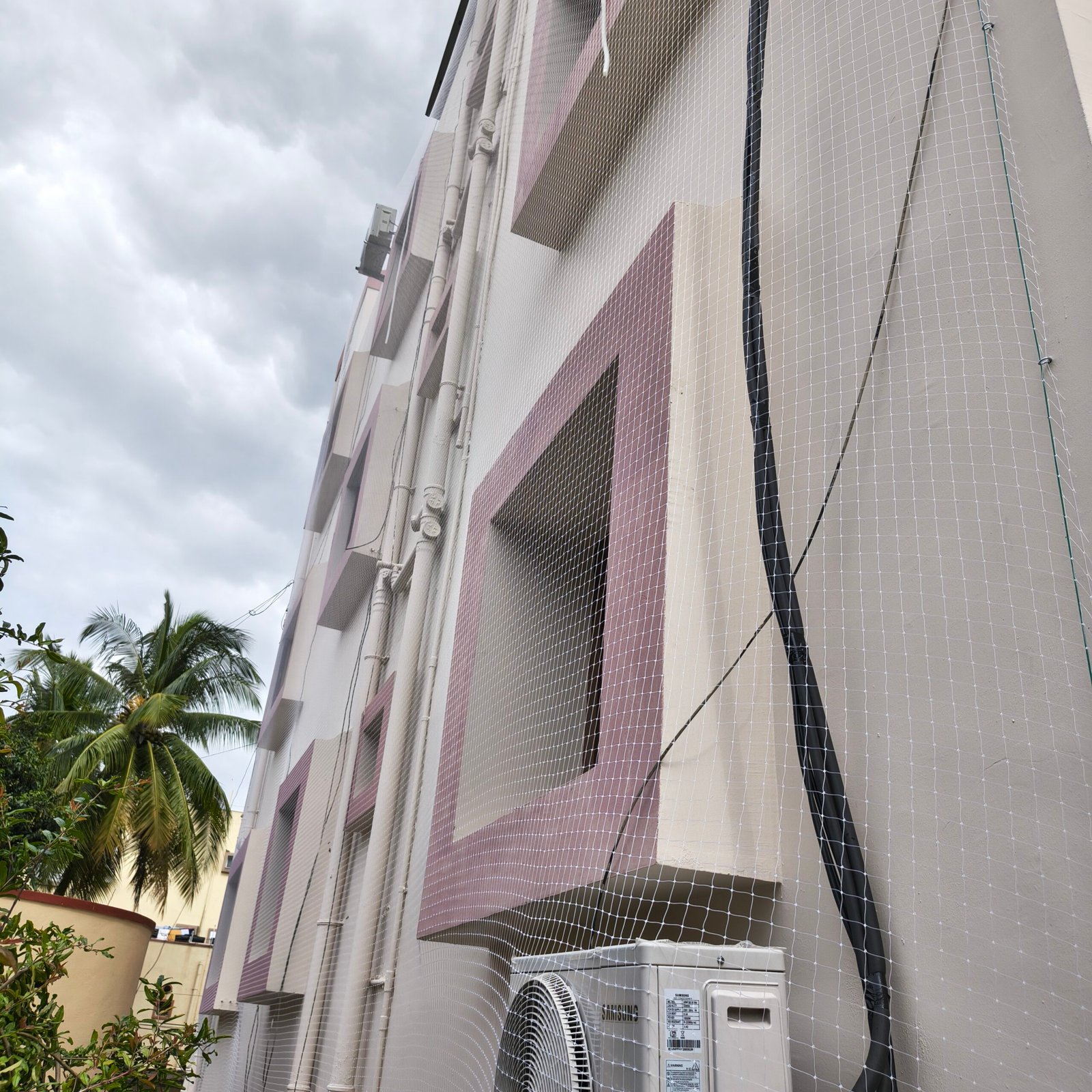 Apartment pigeon net installation